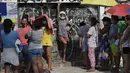 Penduduk mengantre mendapatkan makanan gratis di "dapur umum" yang telah muncul di seluruh ibu kota untuk membantu orang-orang selama lockdown untuk mencegah penyebaran virus corona di kota Quezon, Filipina, Kamis (29/4/2021). Filipina memperpanjang lockdown selama dua bulan. (AP Photo/Aaron Favila)
