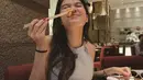 Salah satunya saat ia makan sushi dengan mengenakan tanktop abu-abu dan celana panjang jeans [@azizahsalsa_]