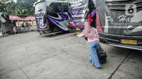 Penumpang membawa barang bawaan di belakang bus AKAP di Terminal Bayangan Lebak Bulus, Jakarta, Kamis (21/4/2022). Sebagian pemudik memilih pulang kampung lebih awal untuk menghindari puncak arus mudik Lebaran 2022. (Liputan.com/Faizal Fanani)
