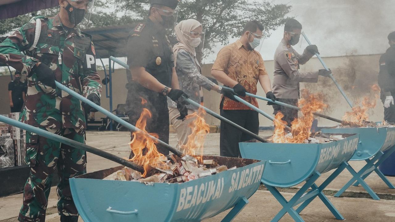 Lindungi Masyarakat Sekaligus Amankan Penerimaan Bidang Cukai, Bea Cukai Musnahkan Barang Hasil Penindakan