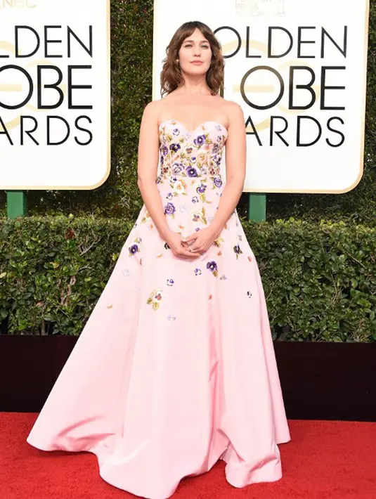 Dengan gaun bermotif bunga-bunga, Lola Kirke tampak anggun ditambah dengan gaya rambut yang sederhana. Postur tubuh yang dimiliki Lola pun sangat jenjang dan terlihat sempurna. (AFP/Bintang.com)