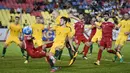 Pemain Suriah, Khaled Almbayed, berebut bola dengan pemain Australia, Mathew Leckie, pada laga Kualifikasi Piala Dunia 2018 di Stadion Hang Jebat, Kamis (5/10/2017). Suriah bermain imbang 1-1 dengan Australia. (AFP/Mohd Rasfan)