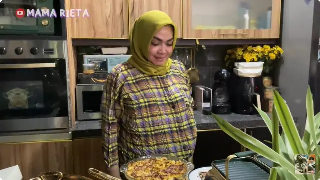 7 Potret Rumah Amy Qanita Ibunda Raffi Ahmad, Klasik dan Asri Penuh Tanaman