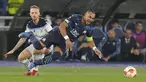Gelandang Lazio, Manuel Lazzari berebut bola dengan gelandang Olympique Marseille, Dimitri Payet pada matchday kedua Grup E Liga Europa 2021 di Stadion Olimpico Roma, Kamis (21/10/2021) malam WIB. Lazio hanya mampu bermain imbang 0-0 kala menjamu Marseille. (AP Photo/Gregorio Borgia)