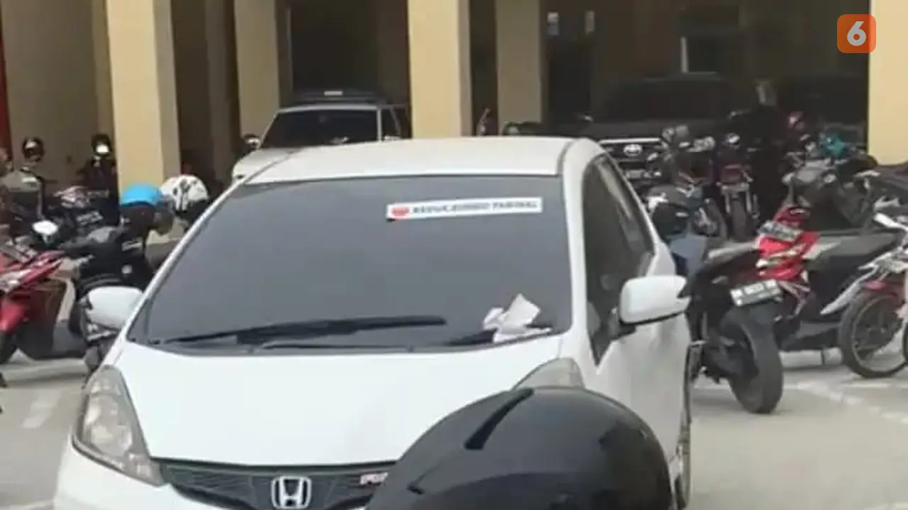 sebuah mobil yang turut disita dari Bripda D, pelaku calo bintara Polri