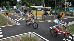 Anak-anak bermain di Taman Pintar Berlalu Lintas, Tebet, Jakarta, Rabu (26/12). Taman ini dibangun untuk mengenalkan budaya disiplin sejak dini pada anak. (Merdeka.com/Iqbal Nugroho)