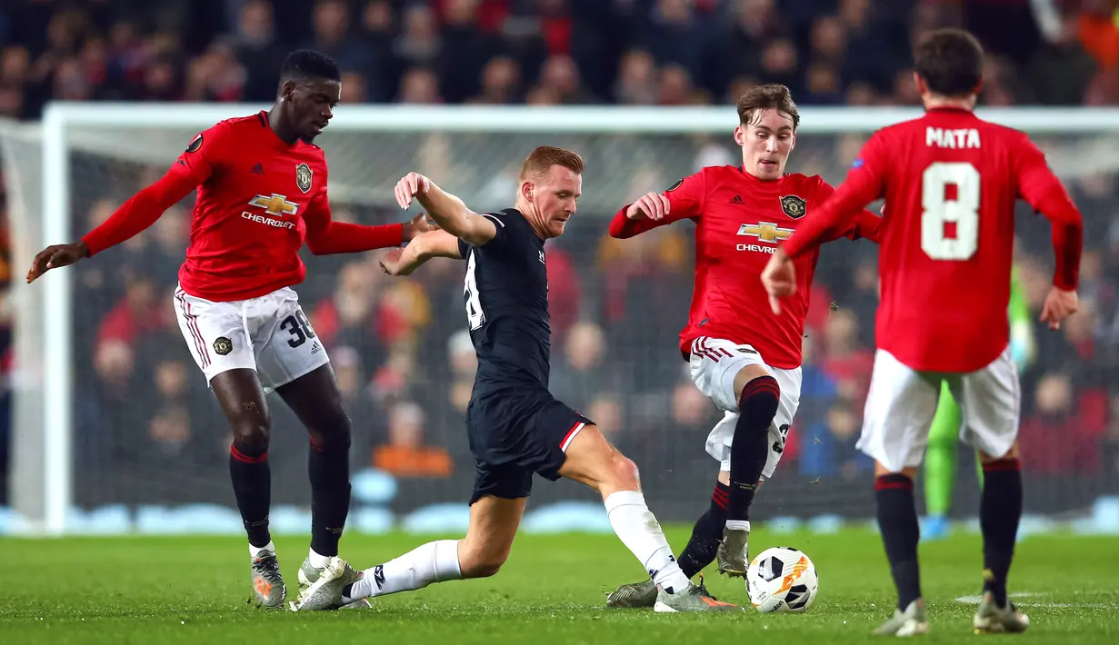 Pemain AZ Alkmaar Dani de Wit (kedua kiri) dikelilingi pemain Manchester United saat pertandingan Grup L Liga Europa di Old Trafford, Manchester, Inggris, Kamis (12/12/2019). Manchester United menang 4-0. (AP Photo/Dave Thompson)