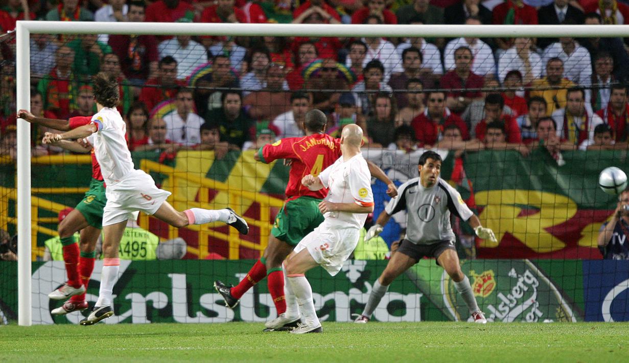 Jorge Andrade. Adalah pencetak gol bunuh diri ke-5 sepanjang sejarah Euro. Saat itu Portugal berhadapan dengan Belanda di laga semifinal Euro 2004, 30 Juni 2004. Gol terjadi di menit ke-63 saat Portugal unggul 2-0. Hasil akhir Portugal menang 2-1. (Foto: AFP/Lluis Gene)