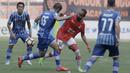 Gelandang Persiba, Srdan Lopicic, berebut bola dengan bek Persija, Rohit Chan, pada laga Liga 1 di Stadion Patriot, Bekasi, Jumat  (12/8/2017). Persija menang 2-0 atas Persiba. (Bola.com/M Iqbal Ichsan)