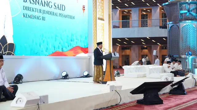 Direktur Jenderal Pesantren Kementerian Agama Basnang Said saat memberi sambutan di kegiatan Munajat Santri untuk Negeri di Masjid Istiqlal, Jakarta.