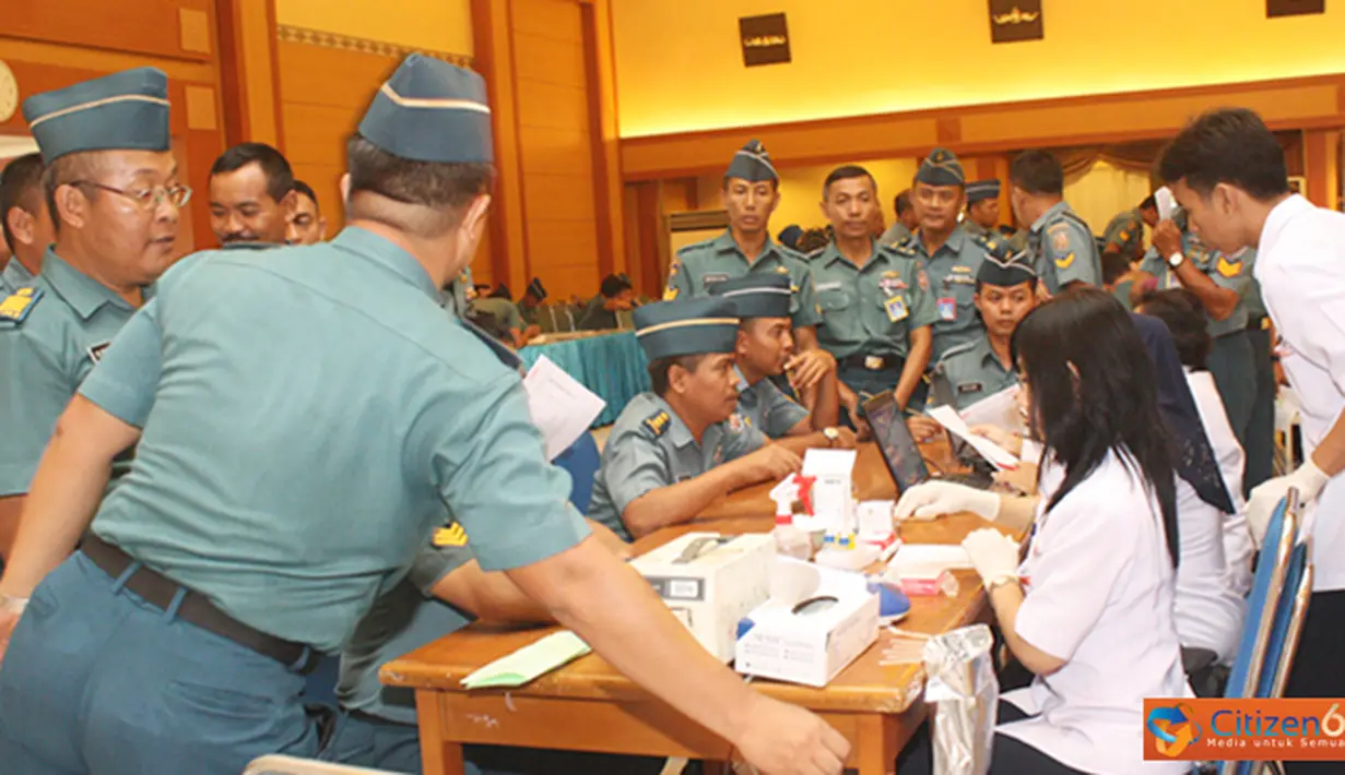 Citizen6, Surabaya: Sedikitnya 500 orang prajurit, PNS dan Anggota Jalasenastri Kobangdikal menjadi target untuk  mendonorkan darahnya dalam rangka Harkesal di gedung Meoljadi Kesatrian Bumimoro Kobangdikal, Senin (8/10). (Pengirim: Penkobangdikal)
