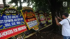 Warga mengambil gambar karangan bunga jelang Basuki Tjahaja Purnama atau Ahok bebas di Mako Brimob, Kelapa Dua Depok, Kamis (24/1). Dalam hitungan jam, Basuki Tjahaja Purnama atau Ahok akan segera menghirup udara bebas. (Liputan6.com/Herman Zakharia)