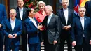 Presiden Joko Widodo atau Jokowi (depan kedua kiri) berbincang dengan Presiden AS Joe Biden saat foto bersama para pemimpin G7 di lokasi KTT G7, Schloss Elmau, Jerman, Senin (27/6/2022). Jokowi selanjutnya melakukan sesi pertemuan G7 yang terdiri dari dua sesi. (Foto: Biro Pers Sekretariat Presiden)