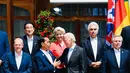 Presiden Joko Widodo atau Jokowi (depan kedua kiri) berbincang dengan Presiden AS Joe Biden saat foto bersama para pemimpin G7 di lokasi KTT G7, Schloss Elmau, Jerman, Senin (27/6/2022). Jokowi selanjutnya melakukan sesi pertemuan G7 yang terdiri dari dua sesi. (Foto: Biro Pers Sekretariat Presiden)