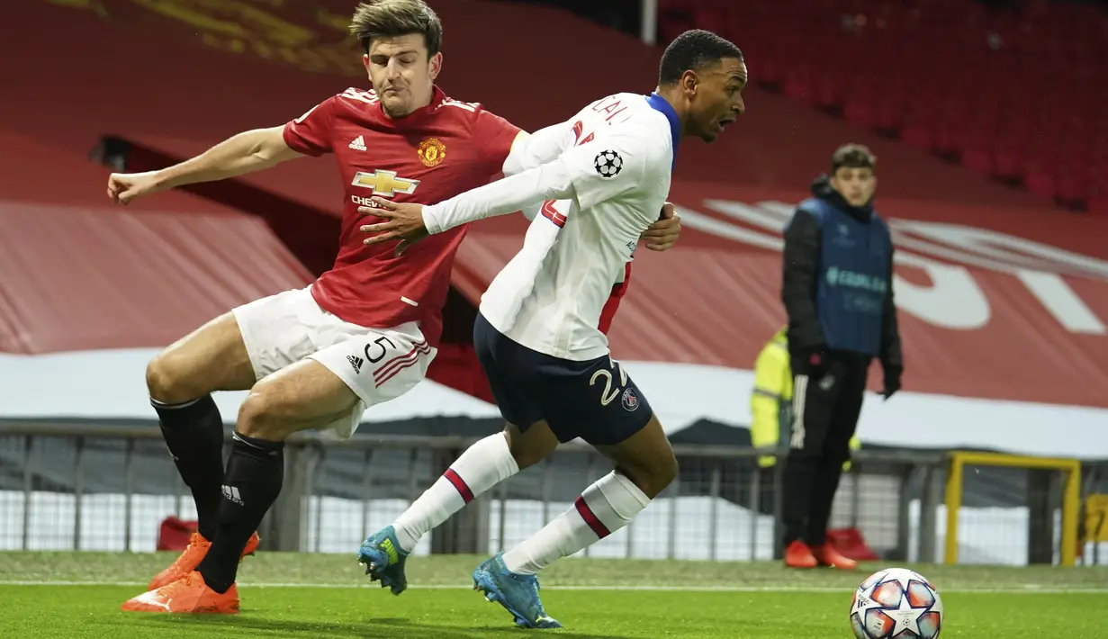 Gelandang Manchester United atau MU, Harry Maguire berebut bola dengan bek Paris Saint Germain (PSG), Abdou Diallo saat berebut bola pada matchday kelima Grup H Liga Champions di Stadion Old Trafford, Kamis (3/12/2020) dinihari WIB. MU keok 1-3 dari PSG. (AP Photo/Dave Thompson)