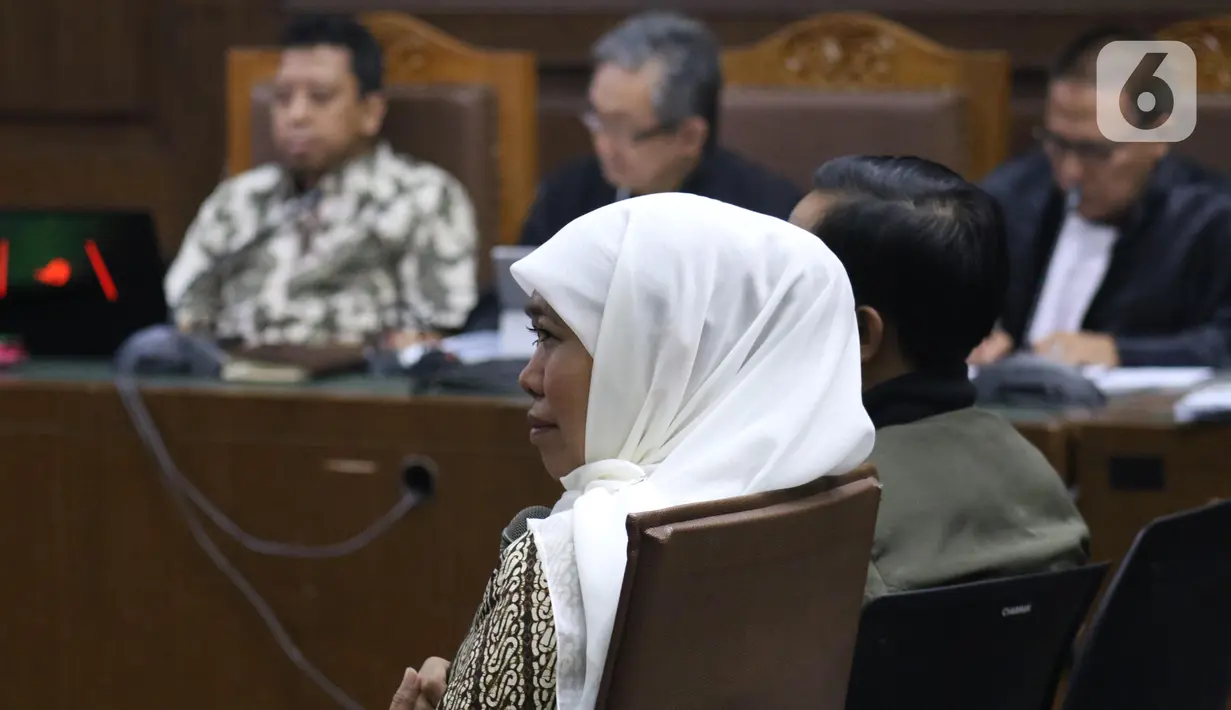 Gubernur Jatim, Khofifah Indar Parawansa menjawab pertanyaan saat menjadi saksi pada sidang lanjutan suap jual-beli jabatan di lingkungan Kemenag dengan terdakwa M Romahurmuziy di Pengadilan Tipikor Jakarta, Rabu (11/12/2019). Sidang beragenda keterangan saksi. (Liputan6.com/Helmi Fithriansyah)