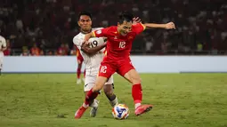 Frengky Missa (kiri) mencoba merebut bola dari pemain Vietnam, Xuan Bac Nguyen (kanan) pada final Piala AFF U-23 2025 antara Indonesia U-23 vs Vietnam yang berlansung di Stadion Utama Gelora Bung Karno, Selasa (29/7/2025) malam WIB.