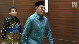 Menteri Agama, Lukman Hakim Saifuddin (depan) bersama Sekjen Kemenag, M Nur Kholis bersiap memberi pernyataan terkait OTT KPK terhadap dua pejabat kanwil Kemenag terkait dugaan jual beli jabatan, Jakarta, Sabtu (16/3). (Liputan6.com/Helmi Fithriansyah)