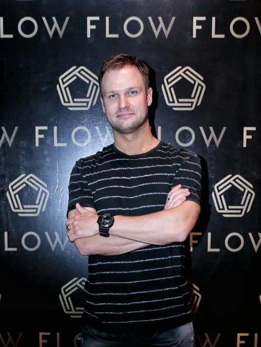 "Aku baru saja kembali dari tur dan singgah ke Jakarta. Lalu besok aku akan ke Bali untuk merayakan ulang tahun Syahrini bersama keluarganya," ujar Dash Berlin ditemui di Flow Lounge & Bar pada Senin (15/8) malam. (Adrian Putra/Bintang.com)