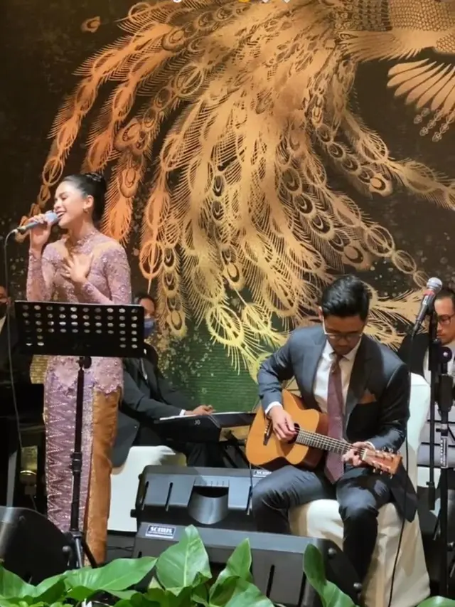 5 Potret Maudy Ayunda di Pernikahan Amanda Khairunnisa, Tampil Serasi dengan Suami