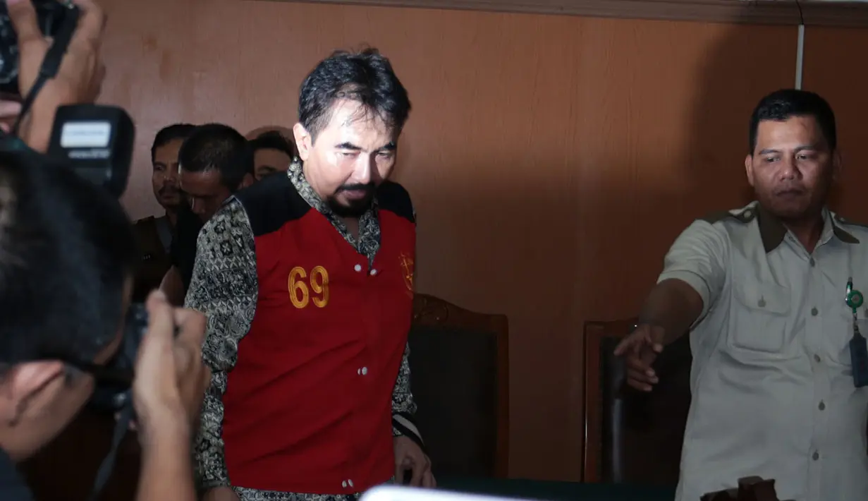 Menurut pengacaranya, Achmad Rifai kliennya akan menjalani sidang pekan ini Selasa (10/10) dan Kamis (12/10). Sidang Selasa  terkait senjata api ilegal dan satwa liar. Sedangkan pada Kamis mendatang sidang terkait kasus asusila. (Deki Prayoga/Bintang.com)