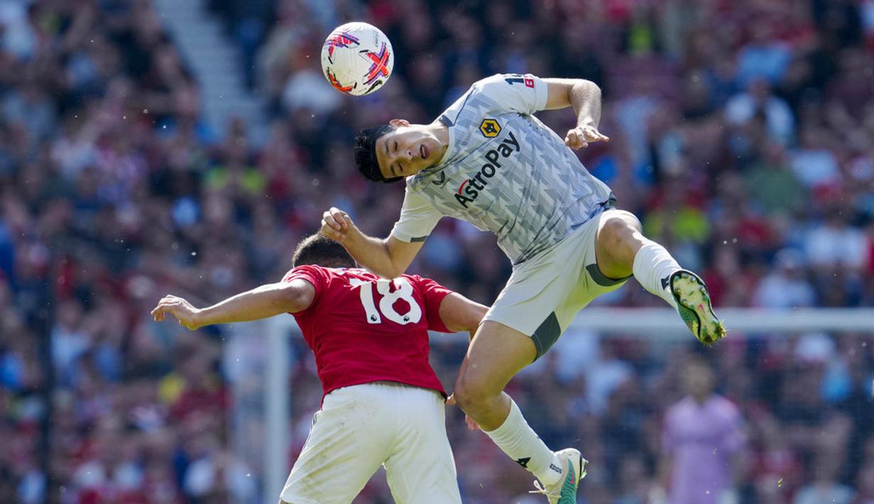 Pemain Manchester United, Casemiro, duel udara dengan pemain Wolverhampton Wanderers, Raul Jimenez, pada laga pekan ke-36 Premier League di Old Trafford, Sabtu (13/5/2023). MU menang dengan skor 2-0. (AP Photo/Jon Super)