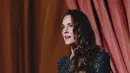 Kate Middleton, Duchess of Cambridge menyanyikan lagu kebangsaan selama Royal Variety Performance di Royal Albert Hall, London, Kamis (18/11/2021). Kate tampil dalam gaun hijau berkilauan yang memukau. Lengkap dengan lengan panjang, bahu persegi, dan pinggang. (Jonathan Brady/Pool Photo via AP)