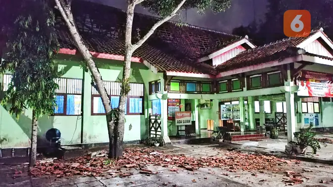 <p>SMP Negeri 1 Paranggupito Rusak Akibat Gempa yang Terpusat di Bantul Daerah Istimewa Yogyakarta (Dewi Divianta/Liputan6.com)</p>