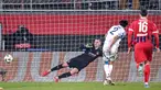Kevin Diks menjadi aktor utama di balik kemenangan dramatis FC Copenhagen. Ia memberikan kontribusi vital dengan mencetak gol dan assist yang menentukan jalannya pertandingan. Umpan-umpan akuratnya dan ketenangannya dalam mengeksekusi penalti menjadi kunci keberhasilan timnya. (Harry Langer/dpa via AP)