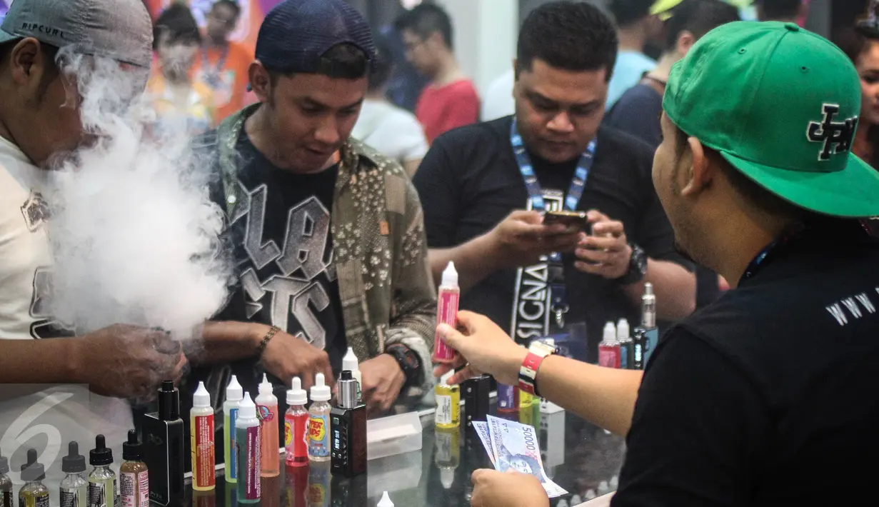 Pecinta Vape atau rokok elektrik sedang mencoba keunggulan alat dan rasa liquid di stand Vape Fair 2016 di Ecovention Hall Ancol, Jakarta, Minggu (27/11). (Liputan6.com/Faizal Fanani)