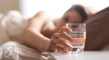 Ilustrasi Minum Air Putih =