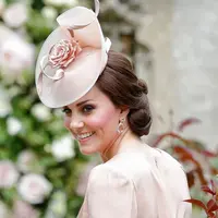 Kate Middleton memakai gaun rancangan Alexander McQueen. (sumber foto: cosmopolitan.com)