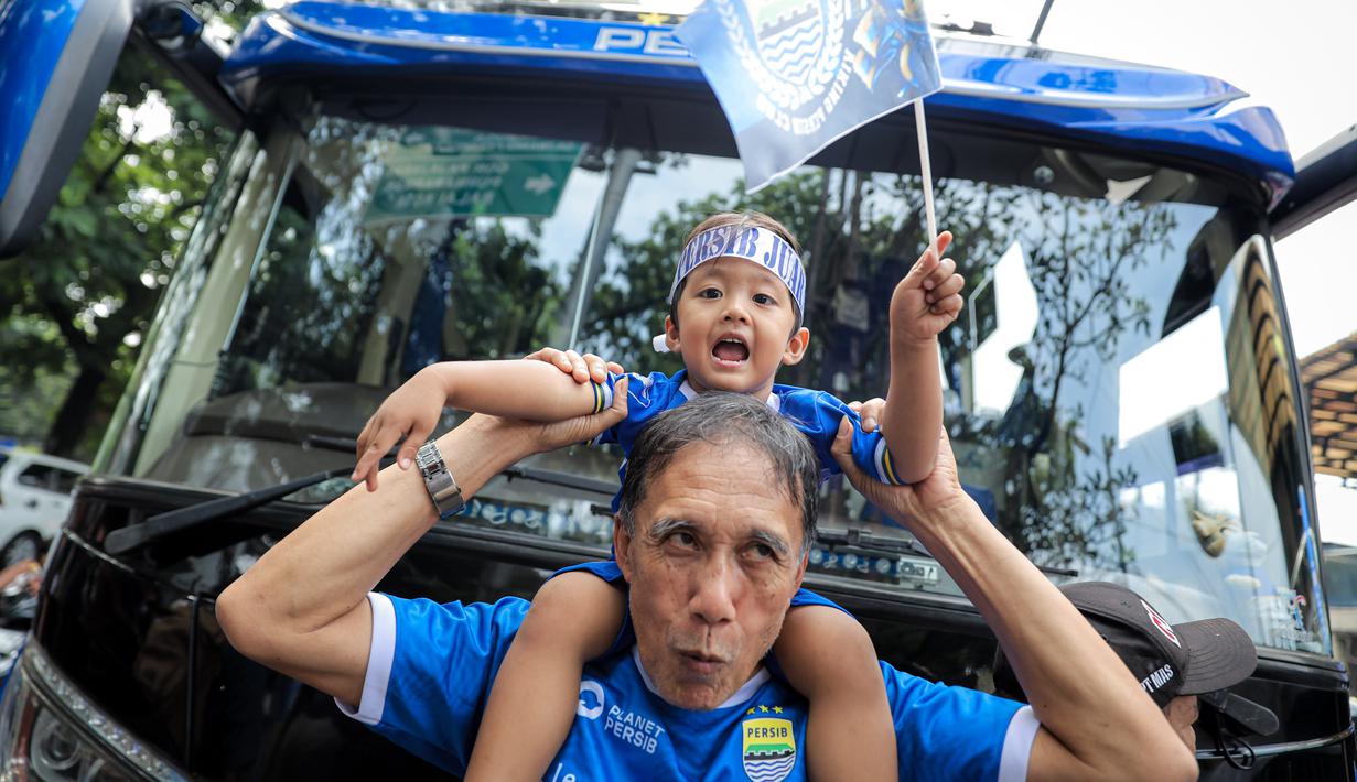 Suporter tim Maung Bandung saat berada di area Persib Store, Kota Bandung, Jawa Barat, Sabtu (23/5/2026). (Bola.com/Bagaskara Lazuardi)