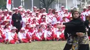 Presiden Joko Widodo (Jokowi) bersama dengan kontingen Indonesia ke SEA Games XXIX Malaysia melihat pertunjukan pencak silat saat upacara pelepasan di halaman Kompleks Istana Kepresidenan, Jakarta, Senin (7/8). (Liputan6.com/Angga Yuniar)