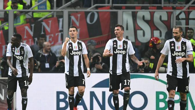 Bintang Juventus, Cristiano Ronaldo berselebrasi usai menciptakan gol kedua bagi Juventus ke gawang AC Milan pada lanjutan laga serie a yang berlangsung di stadion San Siro, Milan (12/11). Juventus menang 2-0. (AFP/Marco Bertorello)