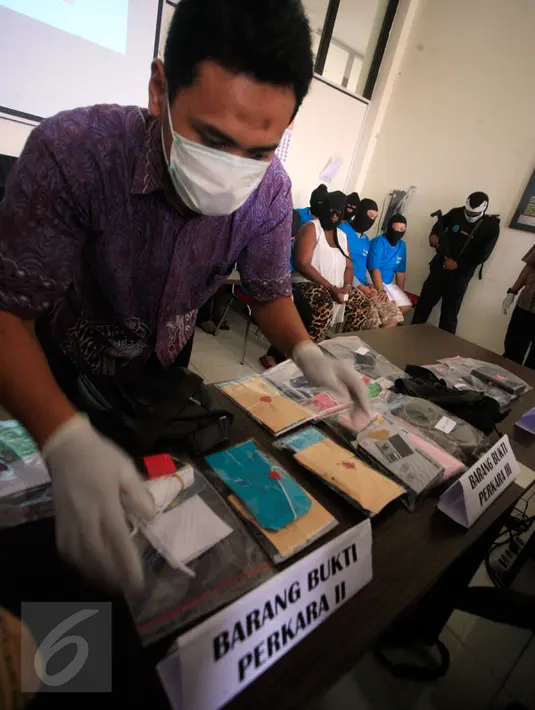 Petugas menata barang bukti pada gelar perkara kasus narkoba di BNNP DIY, Jumat (15/4/2016). Petugas berhasil mengamankan tujuh tersangka dan seorang WN Afrika dalam empat TKP yang berbeda. (Foto: Boy Harjanto)