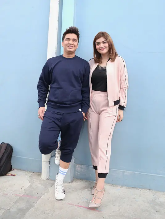 Kisah cinta pasangan ini sempat menarik perhatian. Bahkan, saat itu beredar kabar Billy merebut istri orang. Apalagi beberapa waktu lalu sempat beredar buku nikah Hilda dengan seorang pria. (Nurwahyunan/Bintang.com)