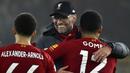Pelatih Liverpool, Jurgen Klopp, memeluk para pemain nya usai melawan Wolverhampton Wanderers pada laga Premier League di Stadion Molineux, Kamis (23/01/2020). Liverpool menang dengan skor 2-1. (AP/Rui Vieira)