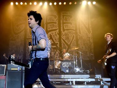 Grup band Green Day menghibur penonton saat konser di Hollywood Palladium, Los Angeles, AS (17/10). Grup band punk-rock legendaris asal Amerika Serikat, Green Day berhasil memuncaki Billboard 200 Album Chart pekan ini. (AFP Photo/Kevin Winter) 