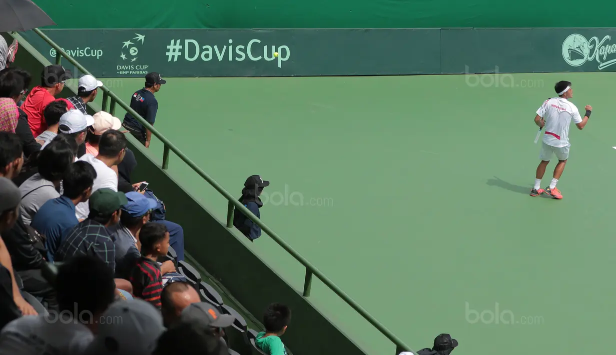 Ekspresi David Agung Susanto saat meraih angka melawan petenis Filipina pada Piala Davis 2018 grup dua Asia/Oceania di Senayan, Jakarta, Sabtu (4/2/2018). Alberto menang 6-3, 6-4. (Bola.com/Nick Hanoatubun)
