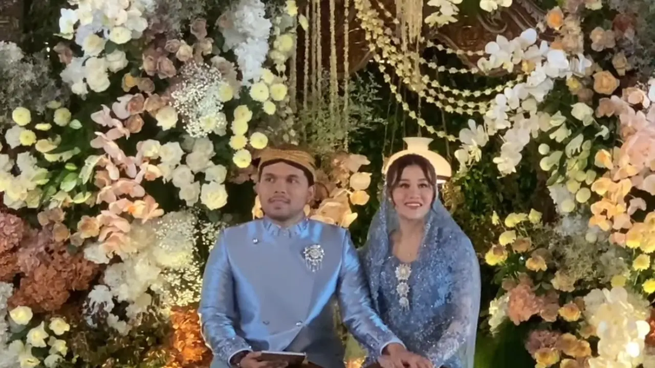 Prosesi Mitoni 7 Bulanan Aaliyah Massaid Dibalut Kebaya Brokat Baby Blue