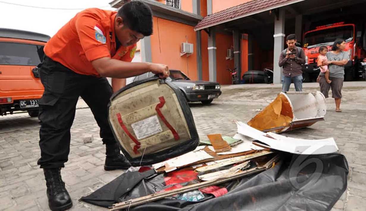 Serpihan berupa kabin, tempat duduk, dinding jendela dan plafon serta beberapa serpihan lainnya ini dikumpulkan Basarnas Palu untuk dikirim ke Jakarta demi pemeriksaan lebih lanjut, Sulawesi Tengah, Rabu (4/2/2015). (Liputan6.com/Dio Pratama) 