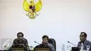 Presiden Jokowi didampingi Wapres Jusuf Kalla membuka Sidang Paripurna Dewan Energi Nasional (DEN) di Kantor Presiden, Kompleks Istana Kepresidenan, Jakarta, Kamis (5/1). Rapat juga membahas proyek 35 ribu megawatt (mw). (Liputan6.com/Faizal Fanani)