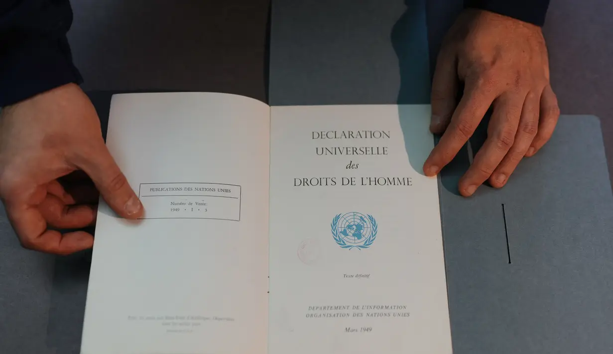 Foto yang diambil pada tanggal 9 Desember 2023 ini menunjukkan dokumen dari Departemen Informasi Perserikatan Bangsa-Bangsa, tertanggal Maret 1949, dipajang oleh seorang karyawan di Bibliotheque Nationale de France (BnF - Perpustakaan Nasional Prancis) di Paris. (Dimitar DILKOFF/AFP)