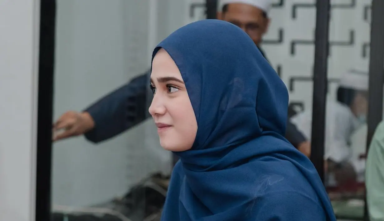 Syifa terlihat begitu menawan mengenakan gamis dan hijab warna Navy yang senada. (Instagram/syifahadjureal).