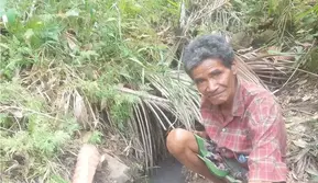 Saat Lansia Harus Memikul Air: Kisah Kesunyian di Hepang Usai Gempa