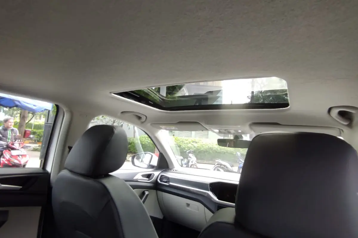 Sunroof elektrik semakin mempertegas nilai premium pada kabin T-Cross (IArief A/Liputan6.com)