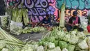 Pedagang menyelesaikan produksi kulit ketupat lebaran di Pasar Pondok Labu, Jakarta, Rabu (18/3/2026). (merdeka.com/Arie Basuki)