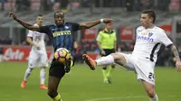 Pemain Inter Milan, Geoffrey Kondogbia (kiri) berebut bola dengan pemain Empoli, Uros Cosic pada lanjutan Serie A Italia di  Giuseppe Meazza stadium, Milan, (12/2/2017).  Inter Milan menang 2-0. (AP/Luca Bruno)