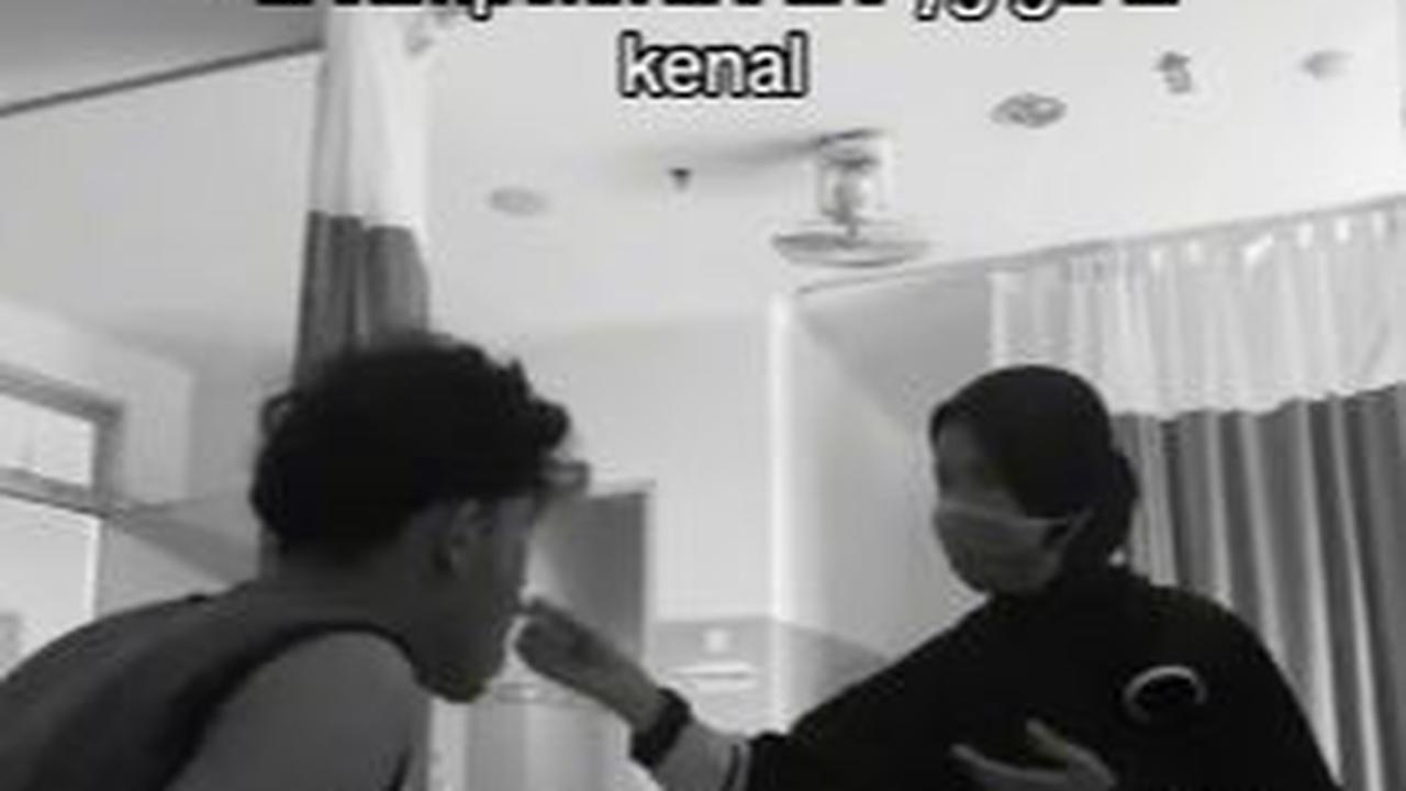 Dengan telaten, Ibu-Ibu tersebut menyuapi pria ini yang duduk di atas ranjang rumah sakit. <br>